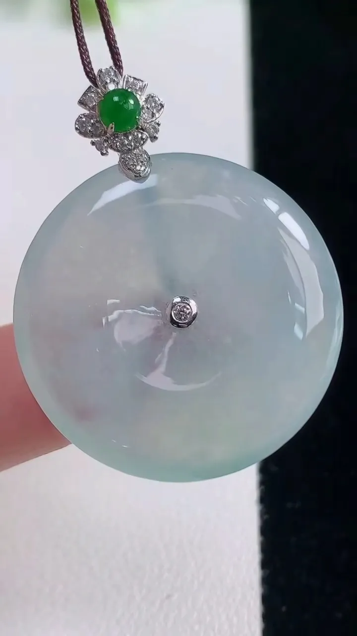 天然A货翡翠平安扣吊坠，尺寸29.8-5.7，重量:11.50g
10月21日