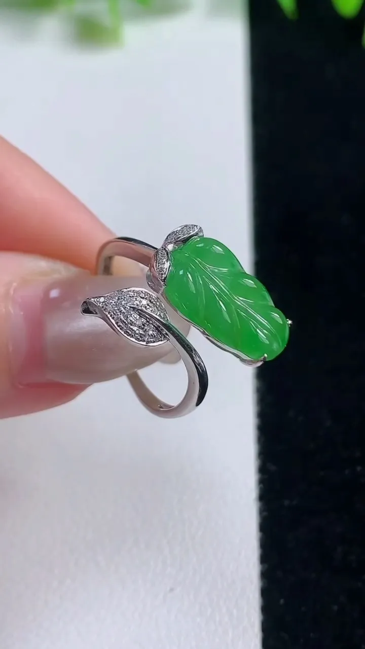 天然A货翡翠金枝玉叶 叶子戒指，尺寸15.8-7.8-4，重量:2.59g
10月21日