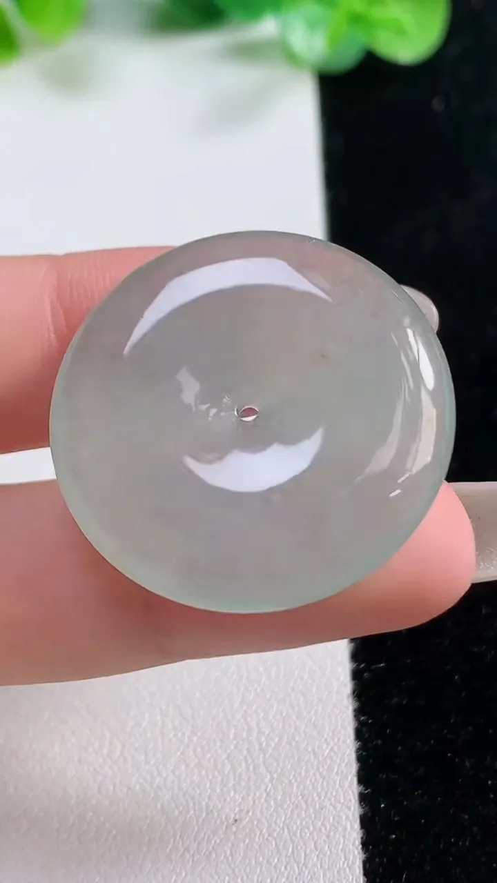 天然A货翡翠平安扣吊坠，尺寸30-5.4，重量:11.37g
10月21日