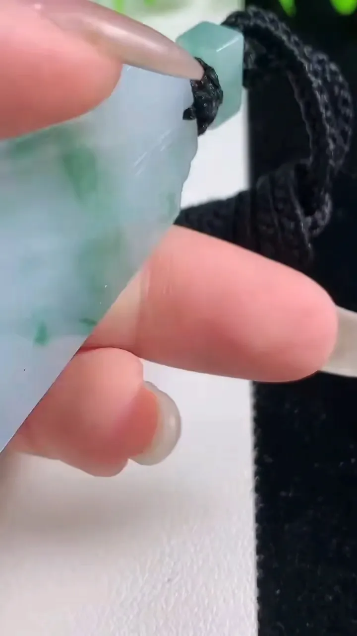 天然A货翡翠仿古无事牌吊坠，尺寸52.3-30.4-5.7，重量:29.10g
10月21日
