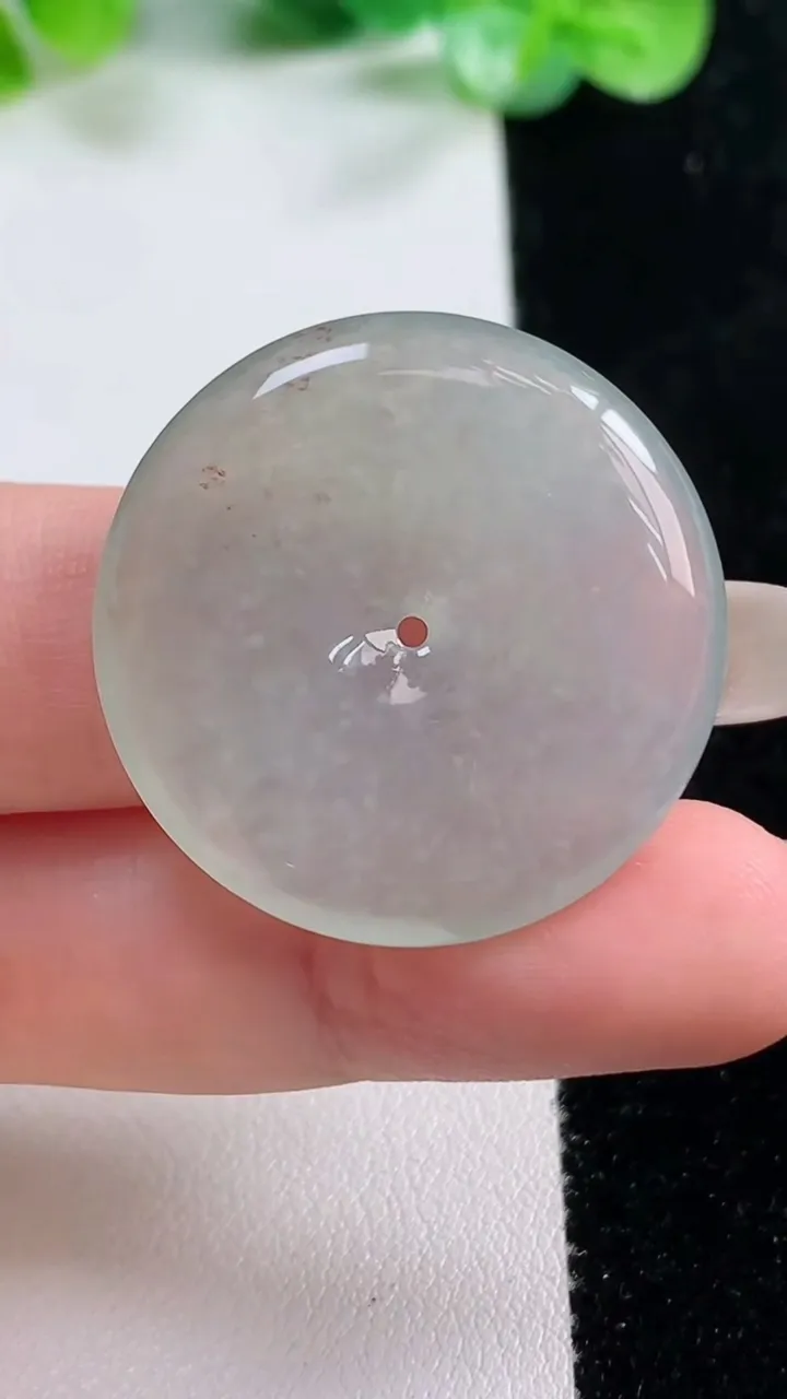 天然A货翡翠平安扣吊坠，尺寸30-5.4，重量:11.37g
10月21日