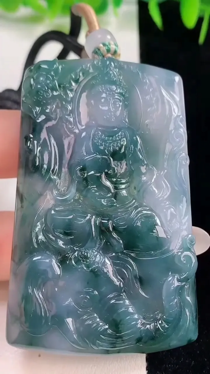 天然A货翡翠种飘花普贤菩萨吊坠，尺寸66-41.3-5.7，重量:42.76g
10月21日