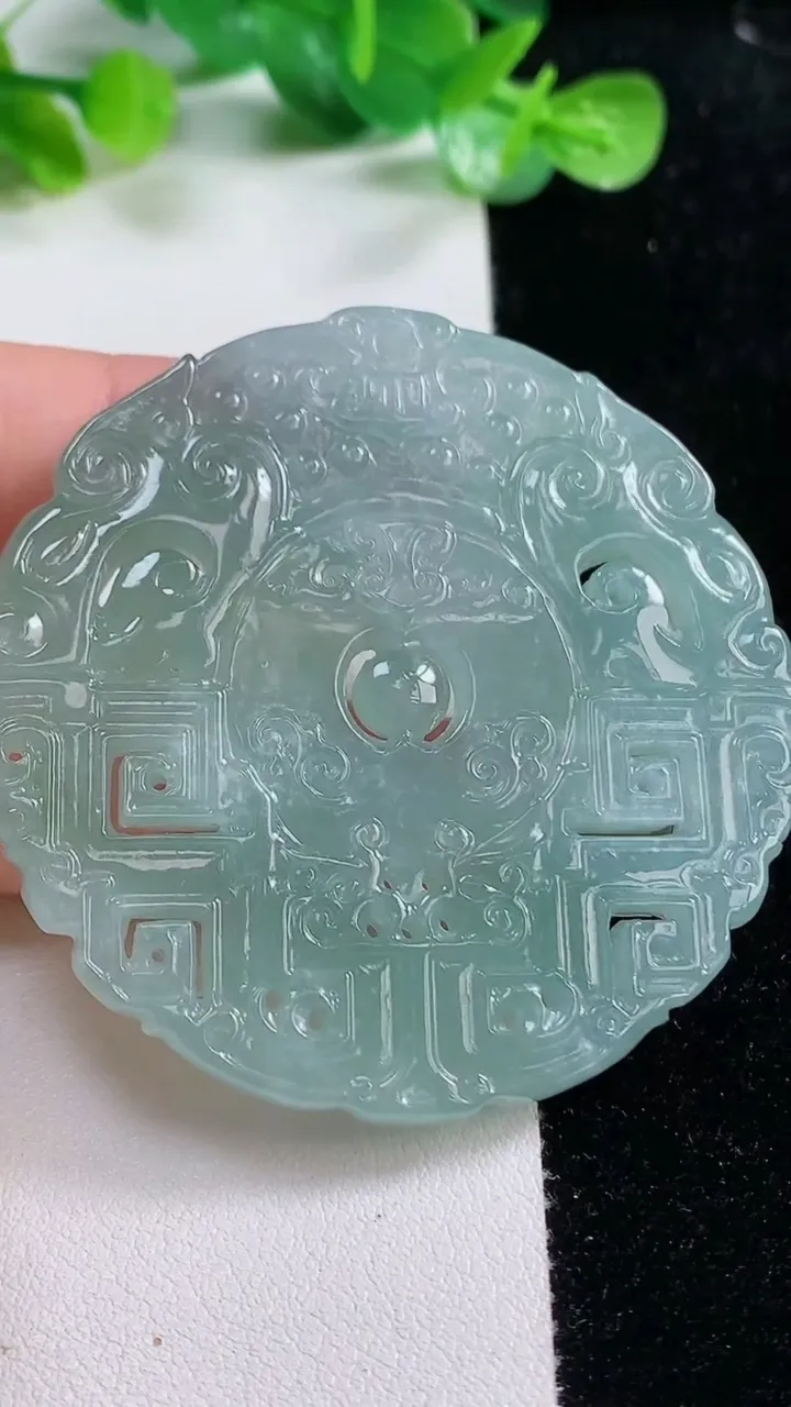 天然A货翡翠仿古无事牌吊坠，尺寸56.3-6，重量:42.53g
10月21日