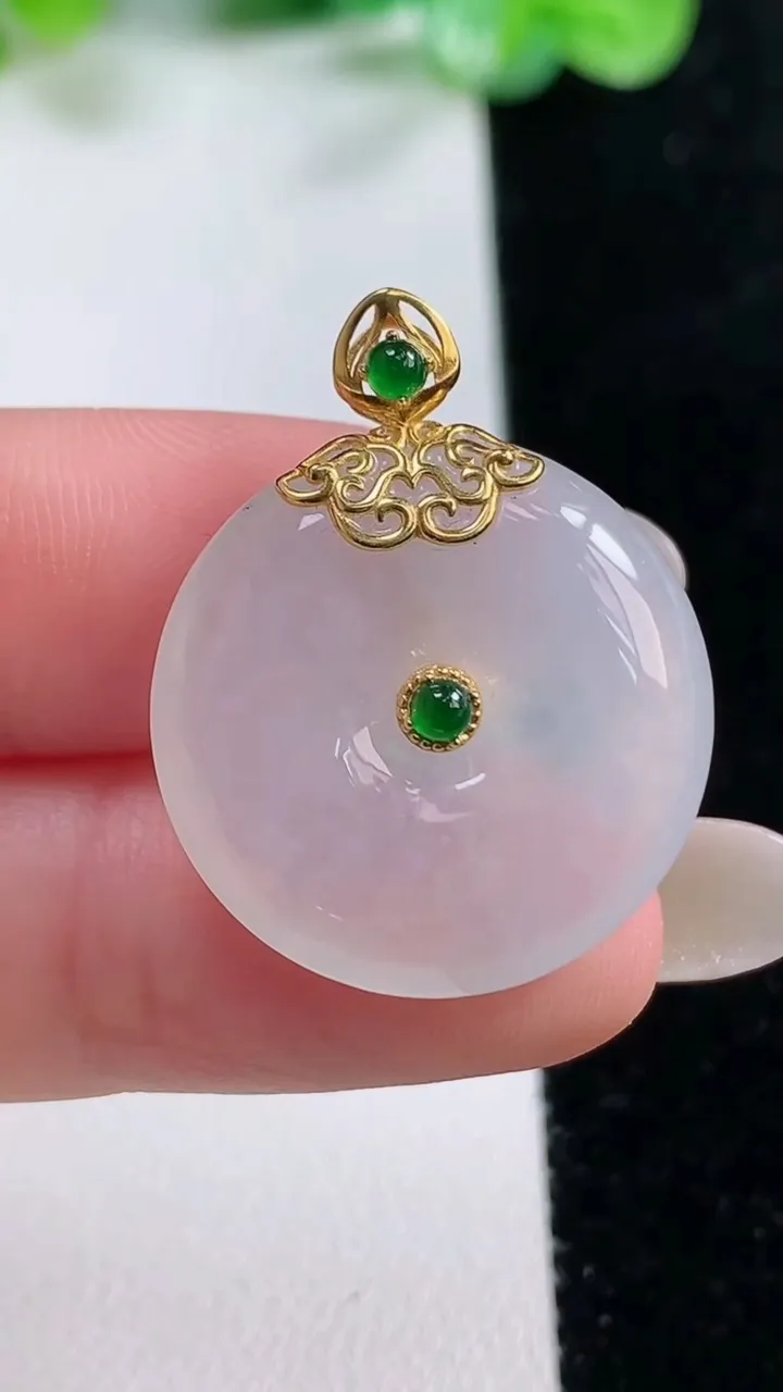 天然A货翡翠种白冰平安扣吊坠，尺寸23-6.5，重量:7.11g
10月21日