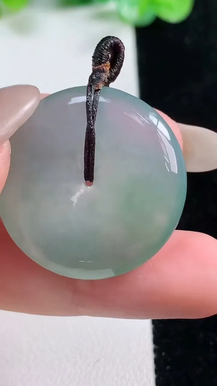 天然A货翡翠平安扣吊坠，尺寸29-5.7，重量:10.40g
10月21日