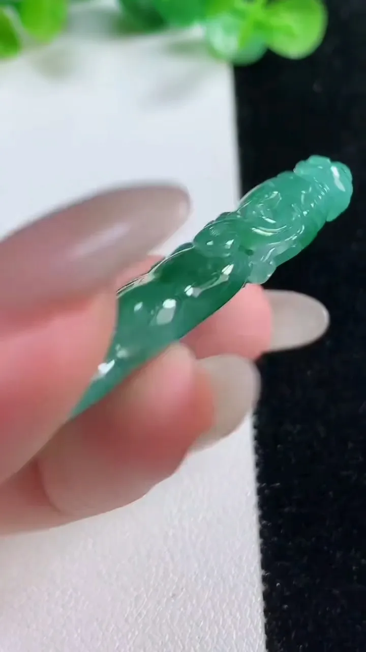 天然A货翡翠如意吊坠，尺寸57-32-6，重量:19.92g
10月21日