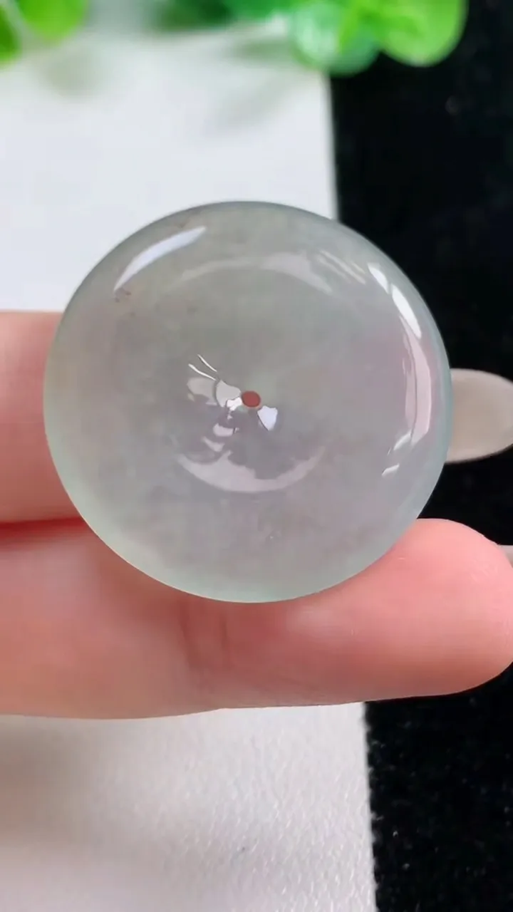 天然A货翡翠平安扣吊坠，尺寸30-5.4，重量:11.37g
10月21日