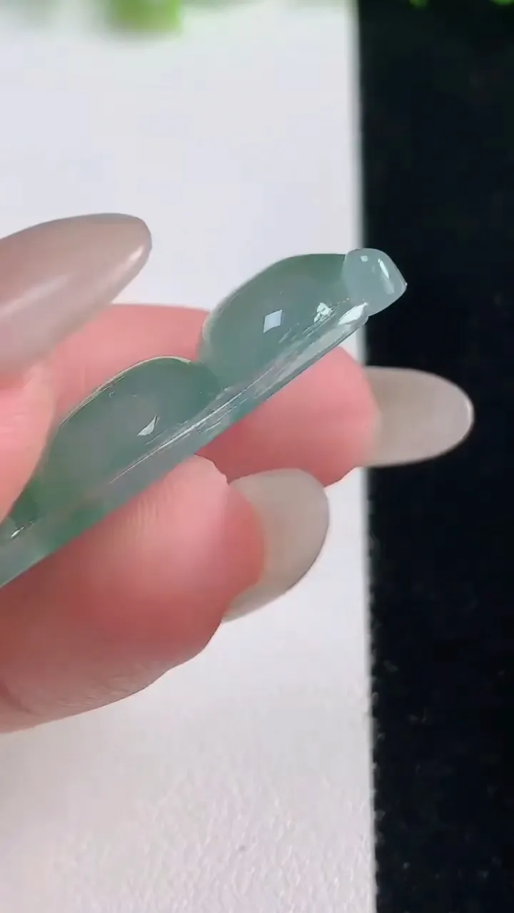 天然A货翡翠福豆吊坠，尺寸42.2-17.4-5.9，重量:7.81g
10月21日
