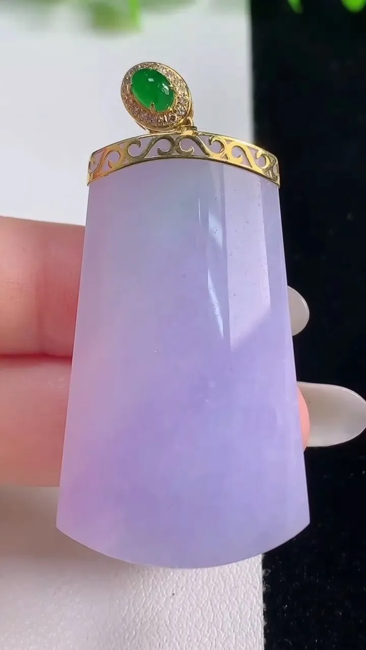 天然A货翡翠18K金紫罗兰无事牌吊坠，尺寸44.6-26.8-8.3，重量:22.34g
10月21日