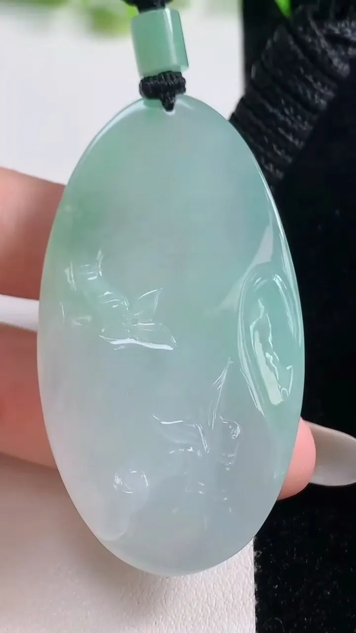 天然A货翡翠一鸣惊人吊坠，尺寸57.6-32-12.8，重量:42.44g
10月21日