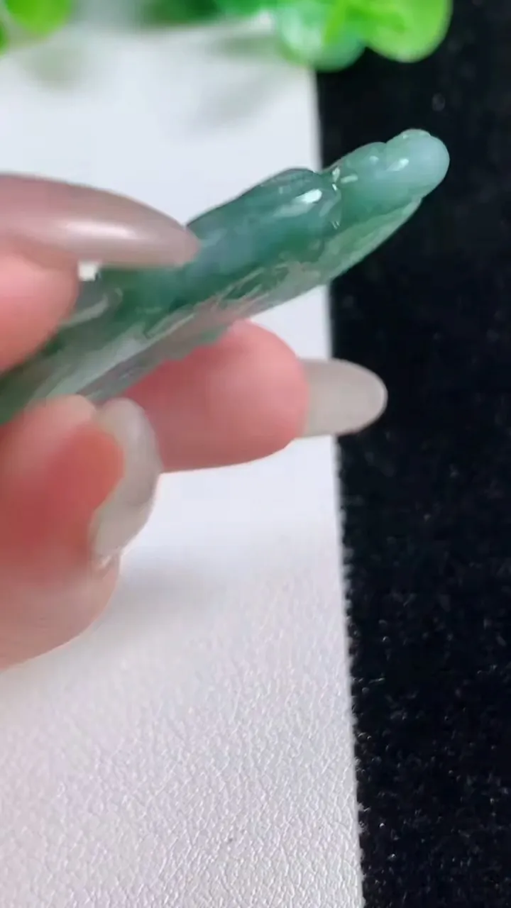 天然A货翡翠凤凰吊坠，尺寸63.3-30.3-5.6，重量:21.54g
10月21日
