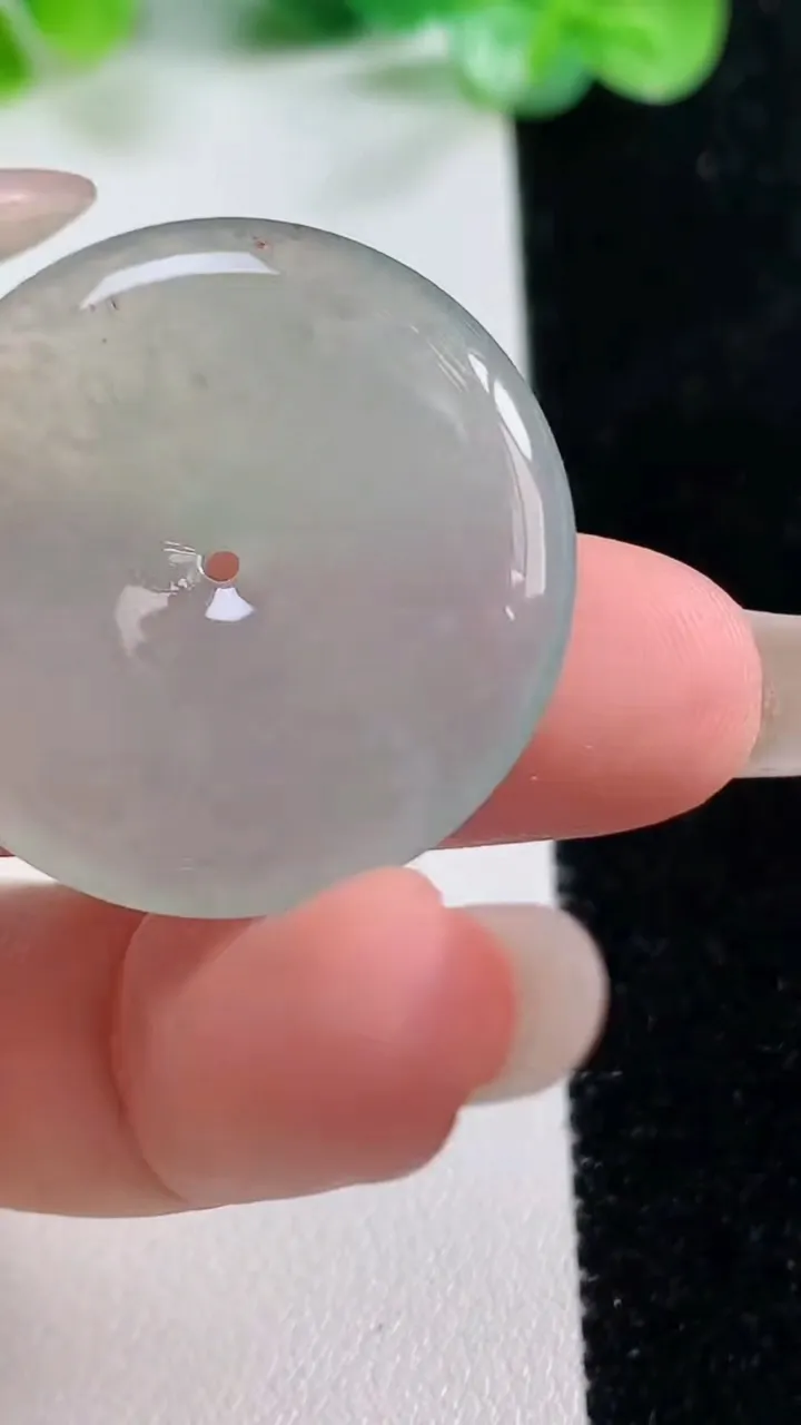 天然A货翡翠平安扣吊坠，尺寸30-5.4，重量:11.37g
10月21日