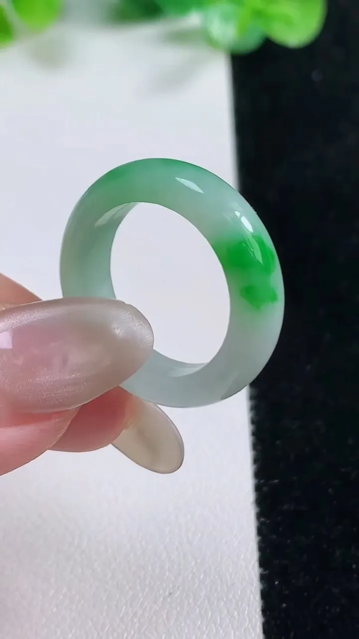 天然A货翡翠指环戒指，尺寸179-5.6-3.7，重量:4.41g2025年10月21日
工厂直销收藏佳品,种好水足，色泽均匀，有种有色，上手高大气！