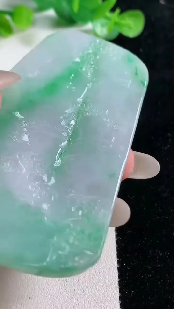 天然A货翡翠山水牌吊坠，尺寸72-44.2-5.8，重量:39.19g
10月21日