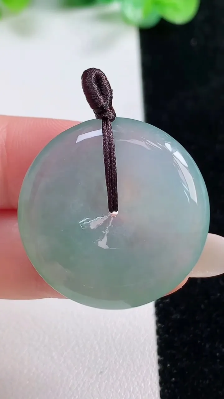 天然A货翡翠平安扣吊坠，尺寸29-5.7，重量:10.40g
10月21日