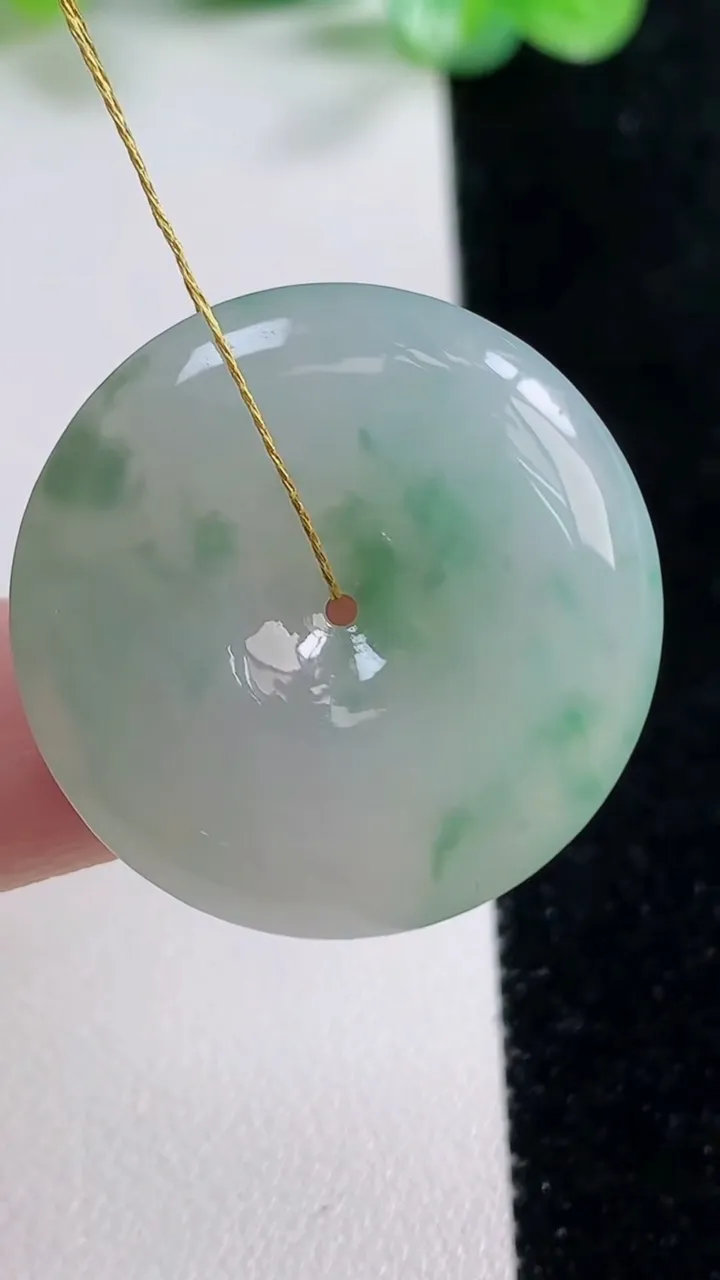 天然A货翡翠平安扣吊坠，尺寸28.8-6.2，重量:11.35g
10月21日