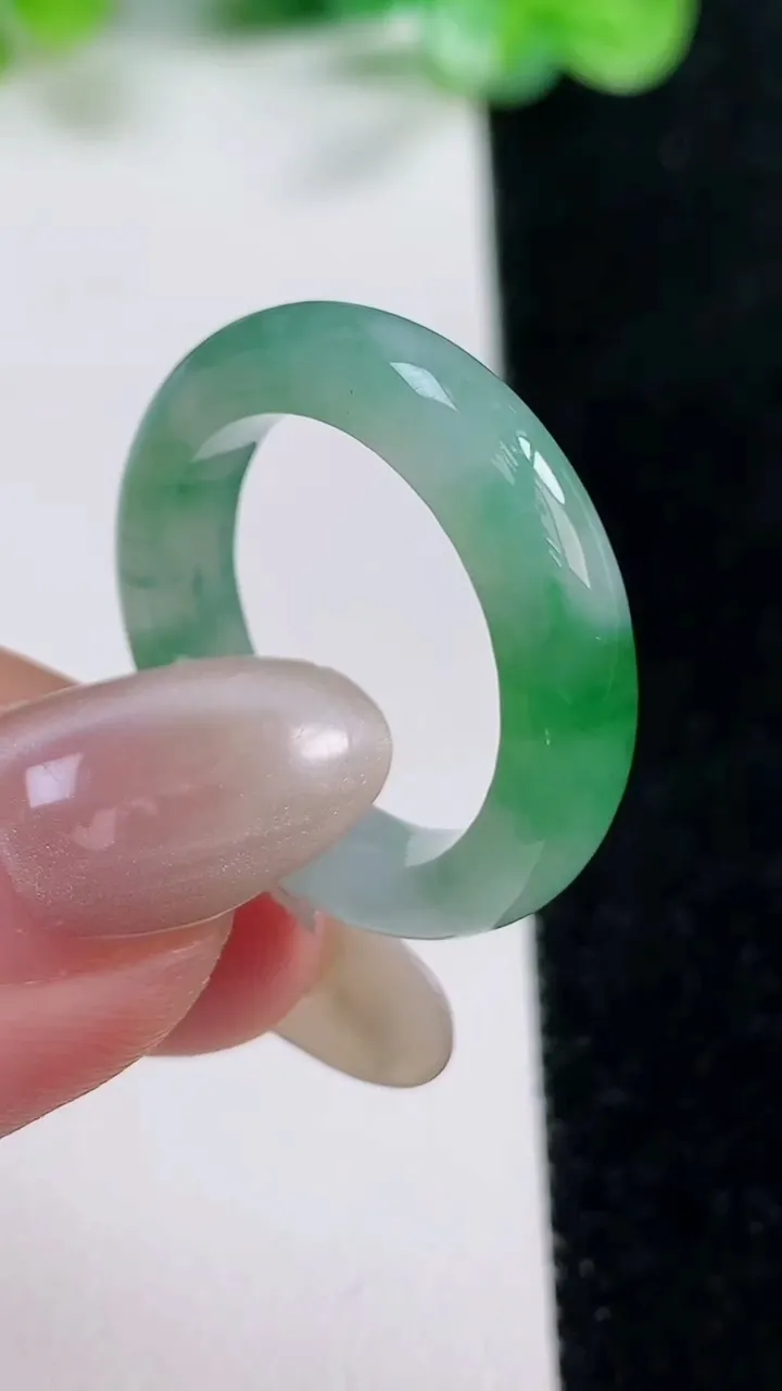 天然A货翡翠指环戒指，尺寸18.5-5-3.7，重量:4.45g2025年10月21日
工厂直销收藏