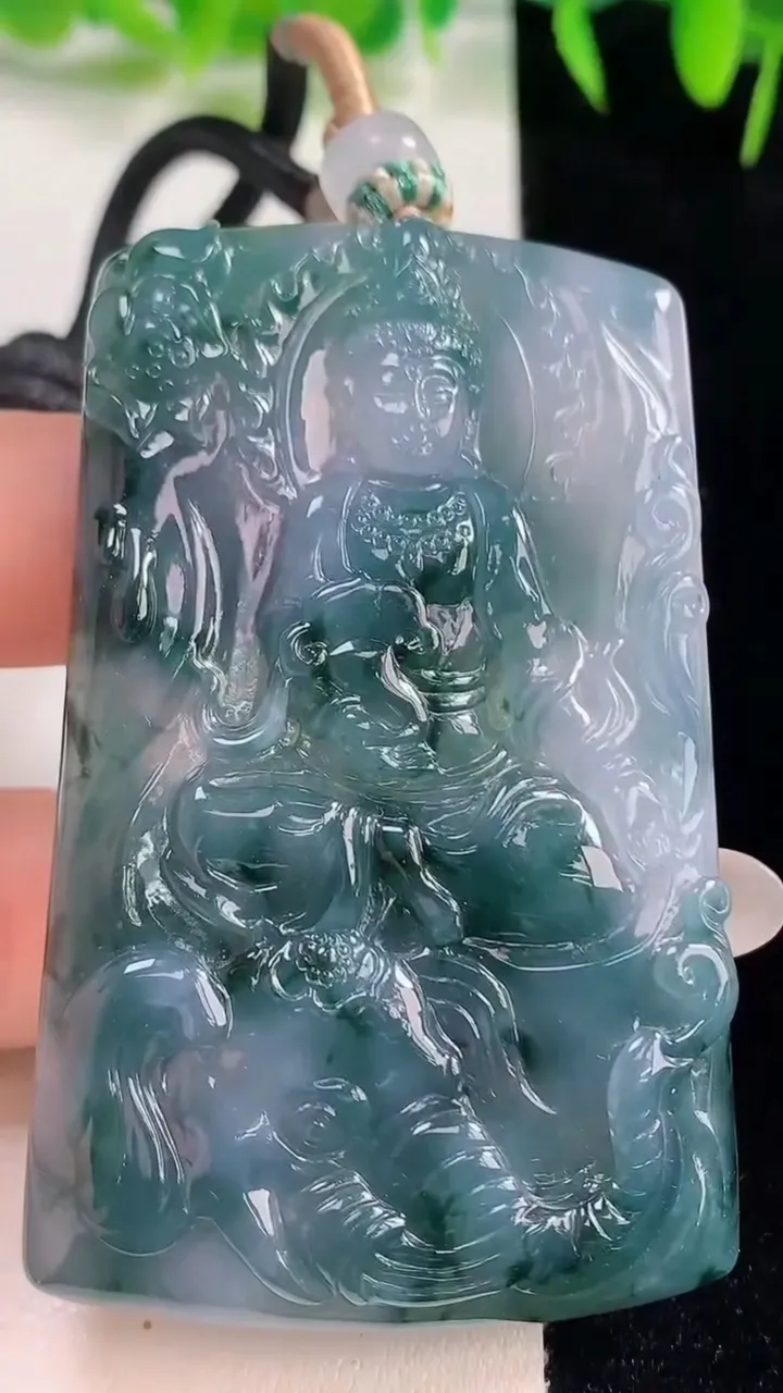 天然A货翡翠种飘花普贤菩萨吊坠，尺寸66-41.3-5.7，重量:42.76g
10月21日