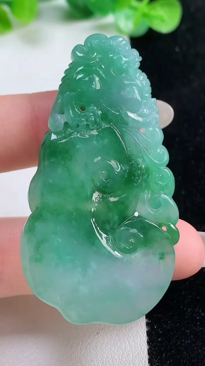 天然A货翡翠如意吊坠，尺寸57-32-6，重量:19.92g
10月21日