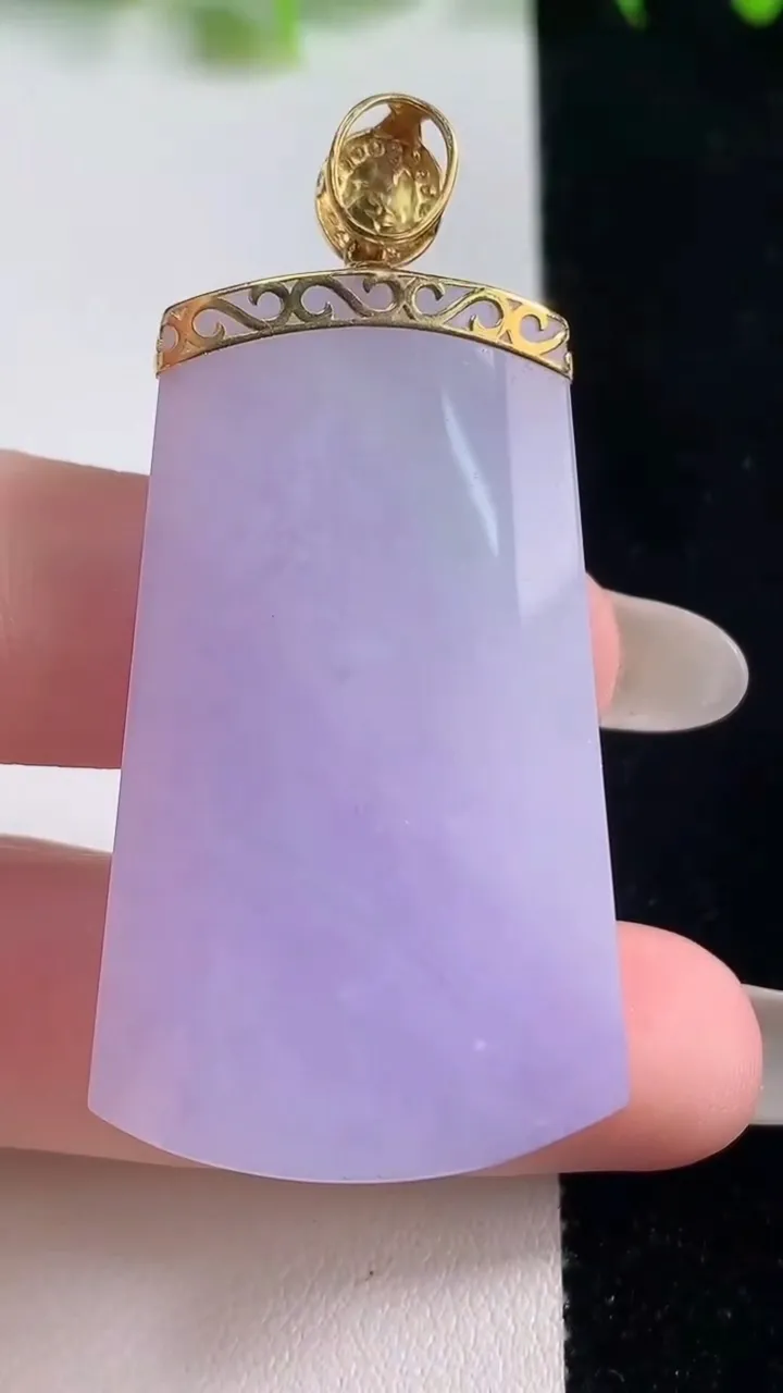 天然A货翡翠18K金紫罗兰无事牌吊坠，尺寸44.6-26.8-8.3，重量:22.34g
10月21日