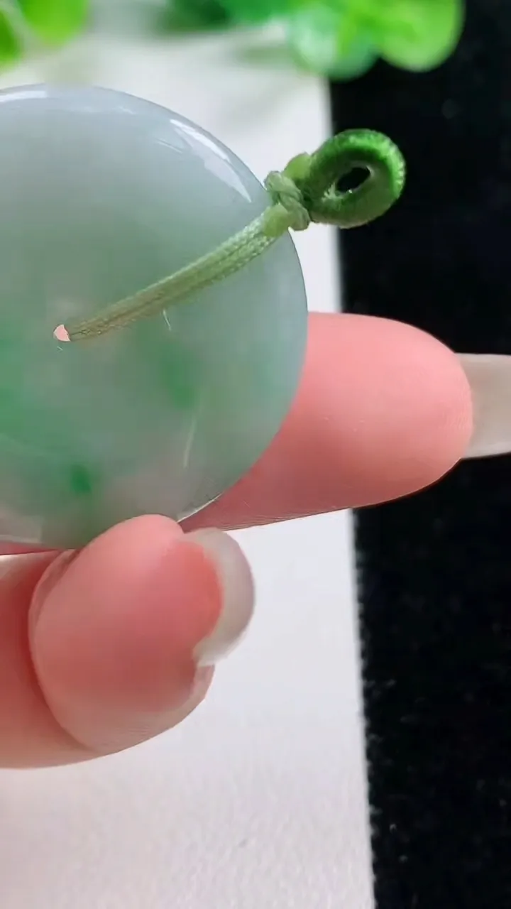 天然A货翡翠平安扣吊坠，尺寸30.9-5.2，重量:11.00g
10月21日