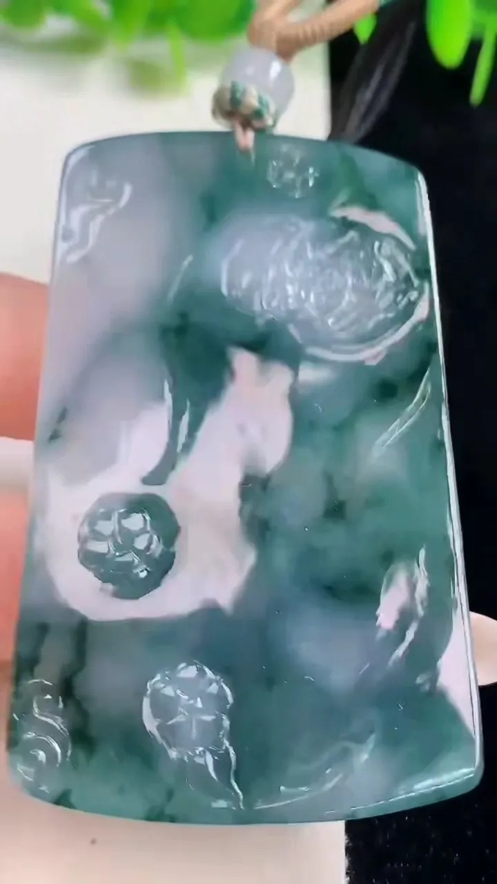天然A货翡翠种飘花普贤菩萨吊坠，尺寸66-41.3-5.7，重量:42.76g
10月21日
