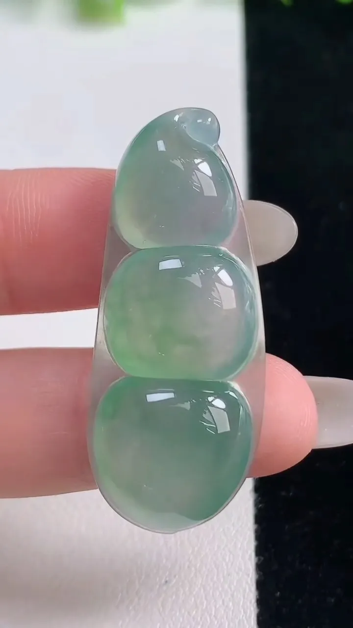 天然A货翡翠福豆吊坠，尺寸42.2-17.4-5.9，重量:7.81g
10月21日