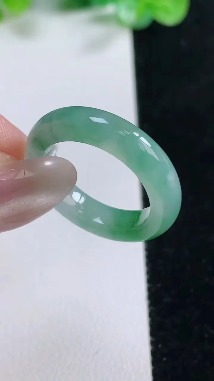 天然A货翡翠指环戒指，尺寸18.5-5-3.7，重量:4.45g2025年10月21日
工厂直销收藏佳品,种好水足，色泽均匀，有种有色，上手高大气！