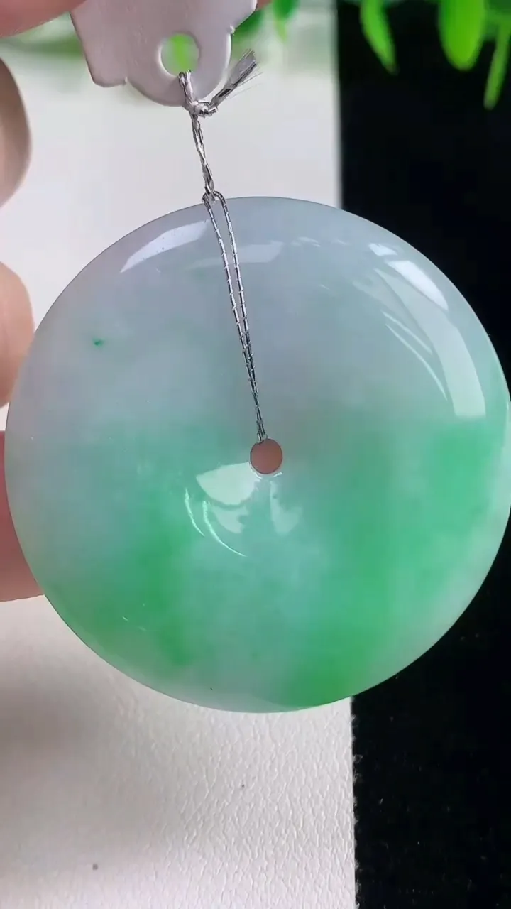 天然A货翡翠平安扣吊坠，尺寸43-7，重量:27.51g
10月21日