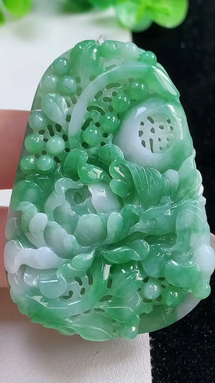 天然A货翡翠鸟语花香吊坠，尺寸56.6-40-7.8，重量:30.22g
10月21日
