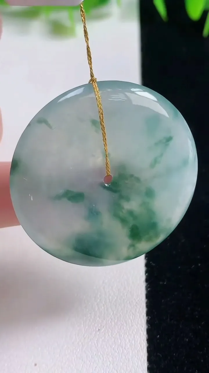 天然A货翡翠种飘花平安扣吊坠，尺寸38.8-5.5，重量:19.60g
10月21日