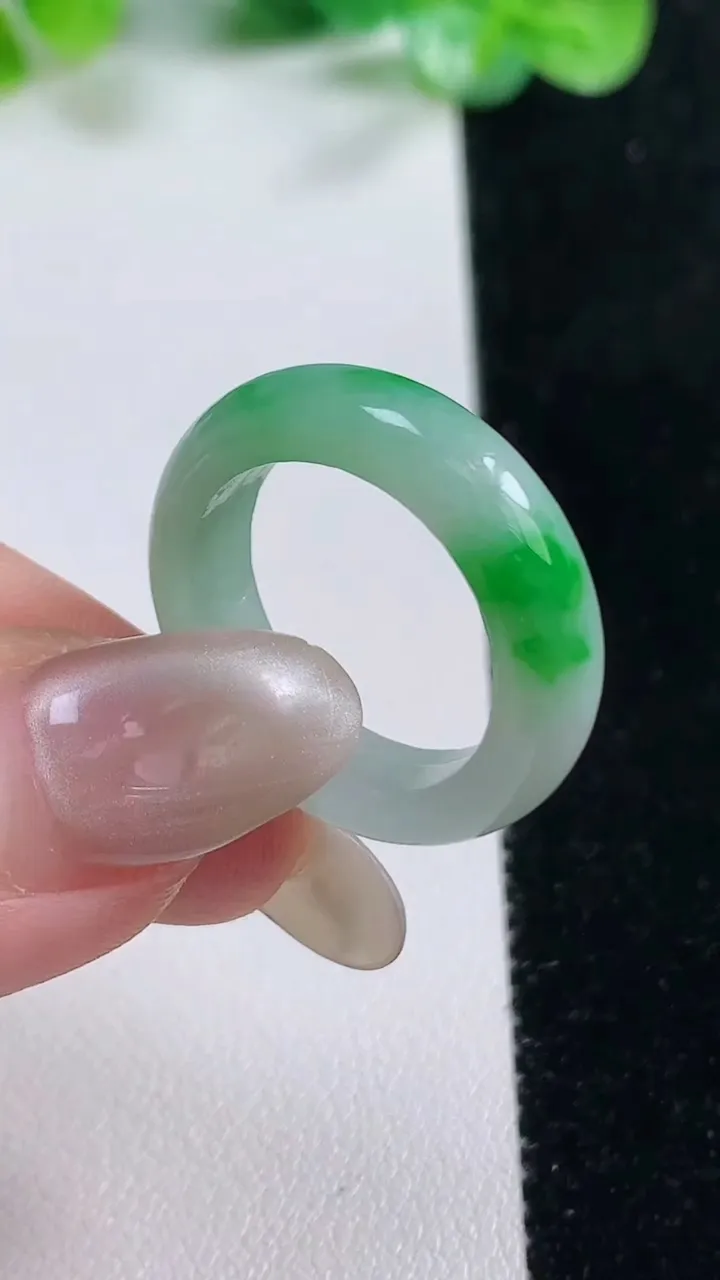天然A货翡翠指环戒指，尺寸179-5.6-3.7，重量:4.41g2025年10月21日
工厂直销收