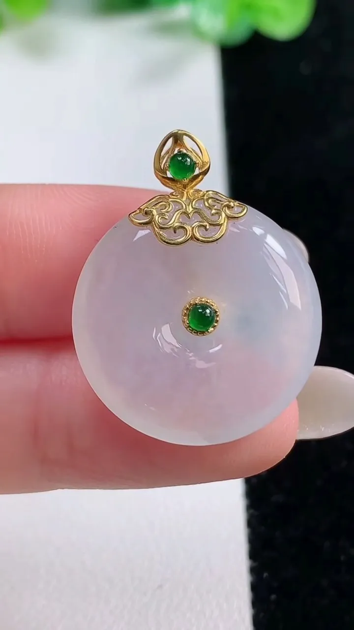 天然A货翡翠种白冰平安扣吊坠，尺寸23-6.5，重量:7.11g
10月21日