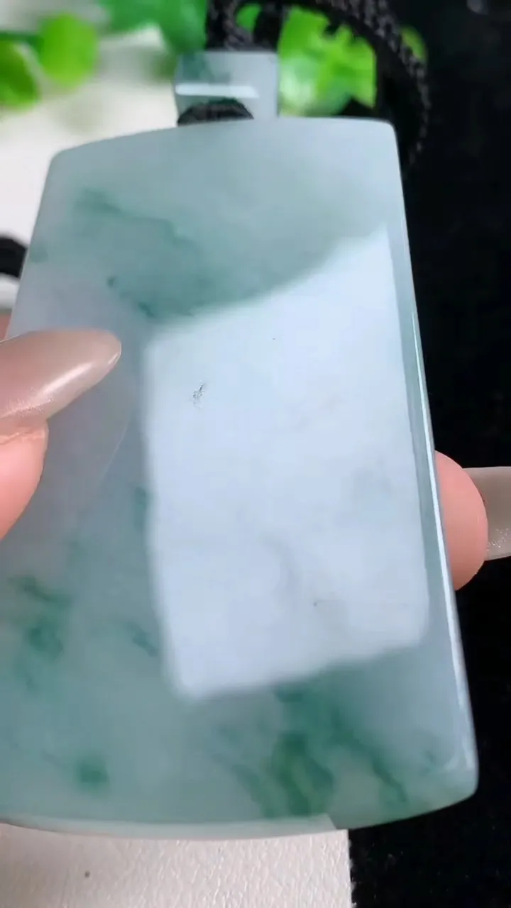 天然A货翡翠冰种飘花无事牌吊坠，尺寸62.8-40-6.6，重量:47.64g
10月21日