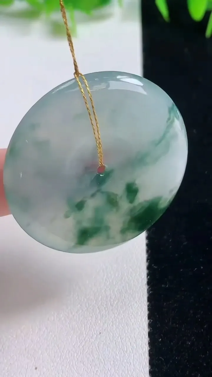 天然A货翡翠种飘花平安扣吊坠，尺寸38.8-5.5，重量:19.60g
10月21日