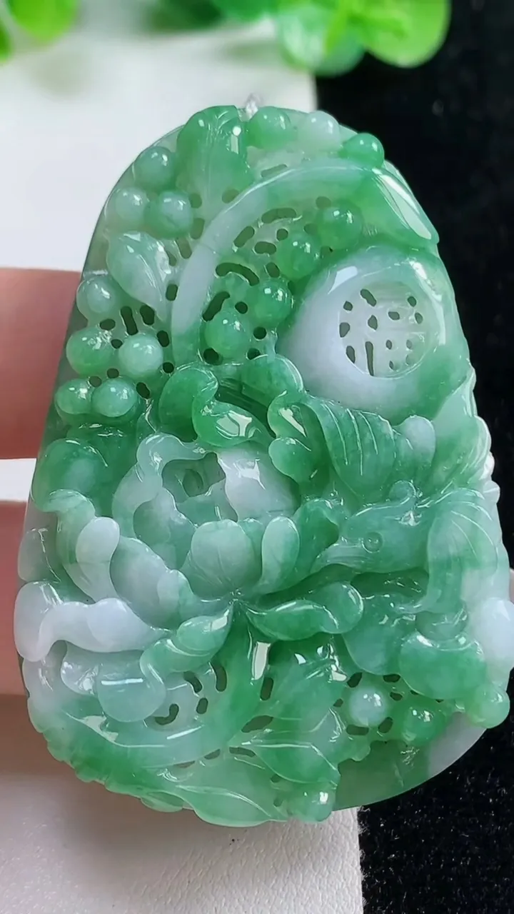 天然A货翡翠鸟语花香吊坠，尺寸56.6-40-7.8，重量:30.22g
10月21日