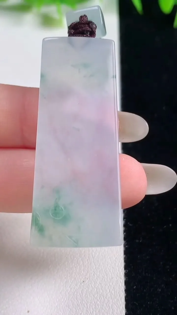 天然A货翡翠种飘花无事牌吊坠，尺寸46.3-19.4-6，重量:18.34g
10月21日