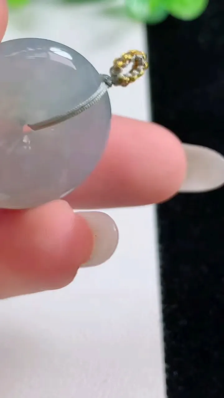 天然A货翡翠平安扣吊坠，尺寸24.4-5.6，重量:7.97g
10月21日