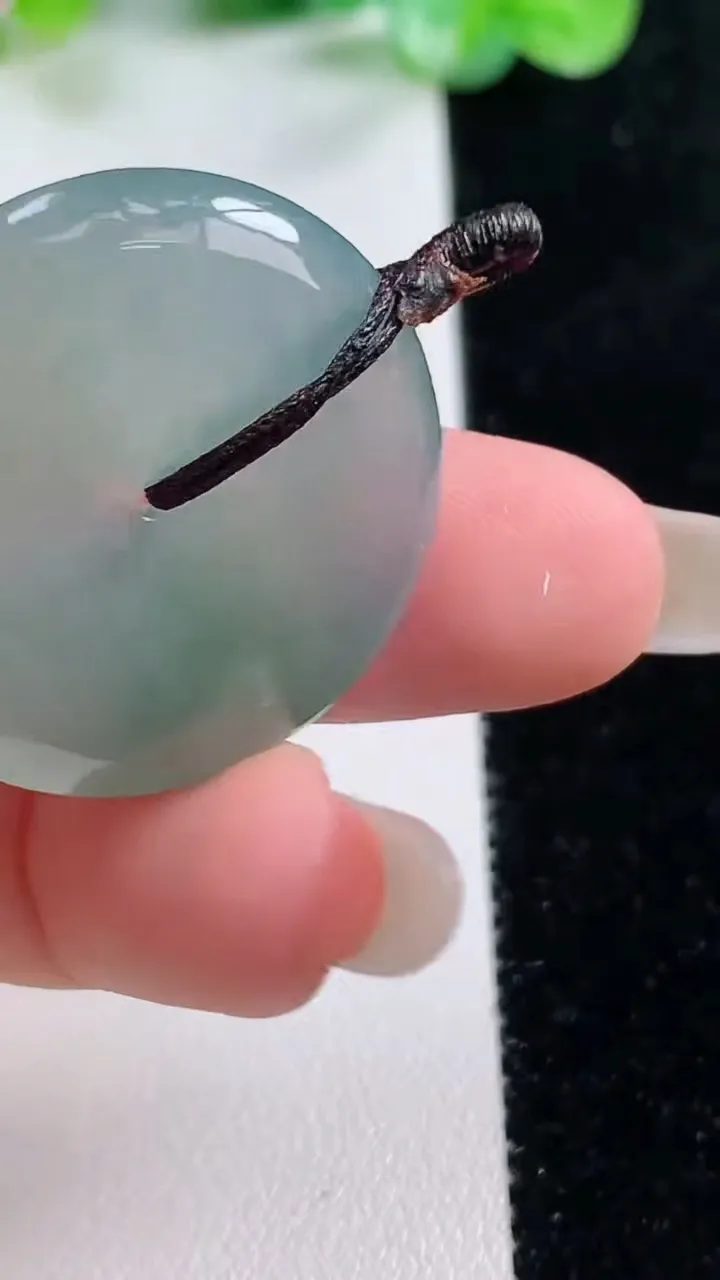 天然A货翡翠平安扣吊坠，尺寸29-5.7，重量:10.40g
10月21日