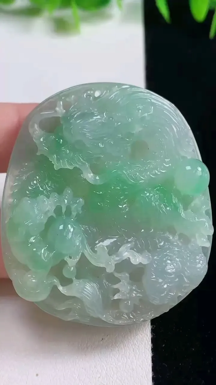 天然A货翡翠龙牌吊坠，尺寸51.7-45-9.2，重量:41.12g
10月21日