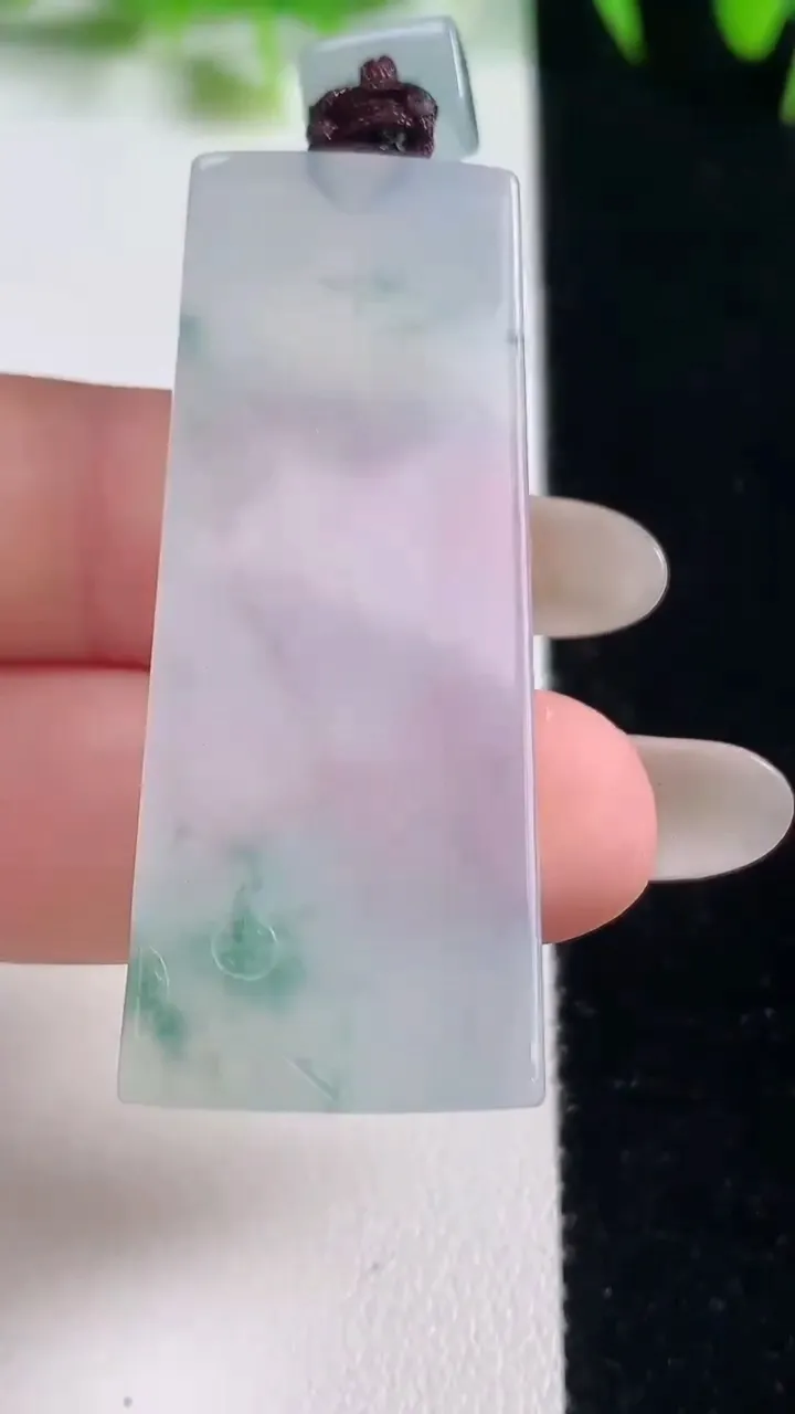 天然A货翡翠种飘花无事牌吊坠，尺寸46.3-19.4-6，重量:18.34g
10月21日