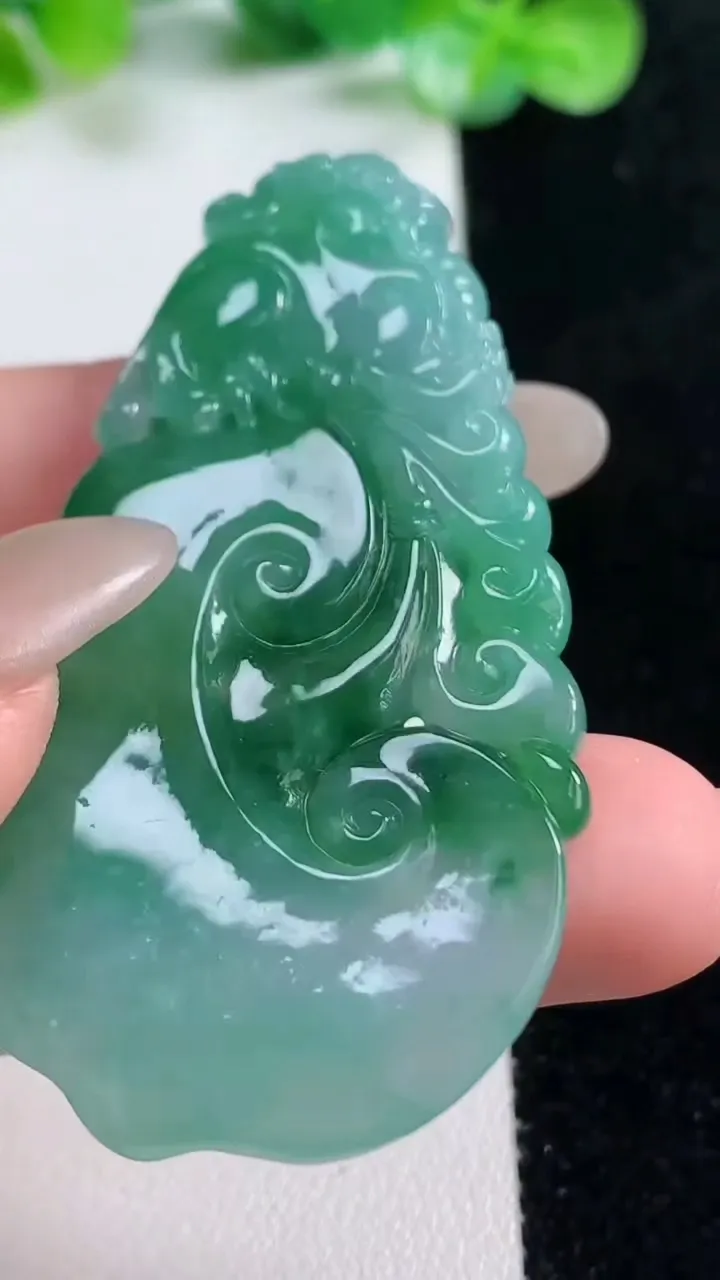 天然A货翡翠如意吊坠，尺寸57-32-6，重量:19.92g
10月21日