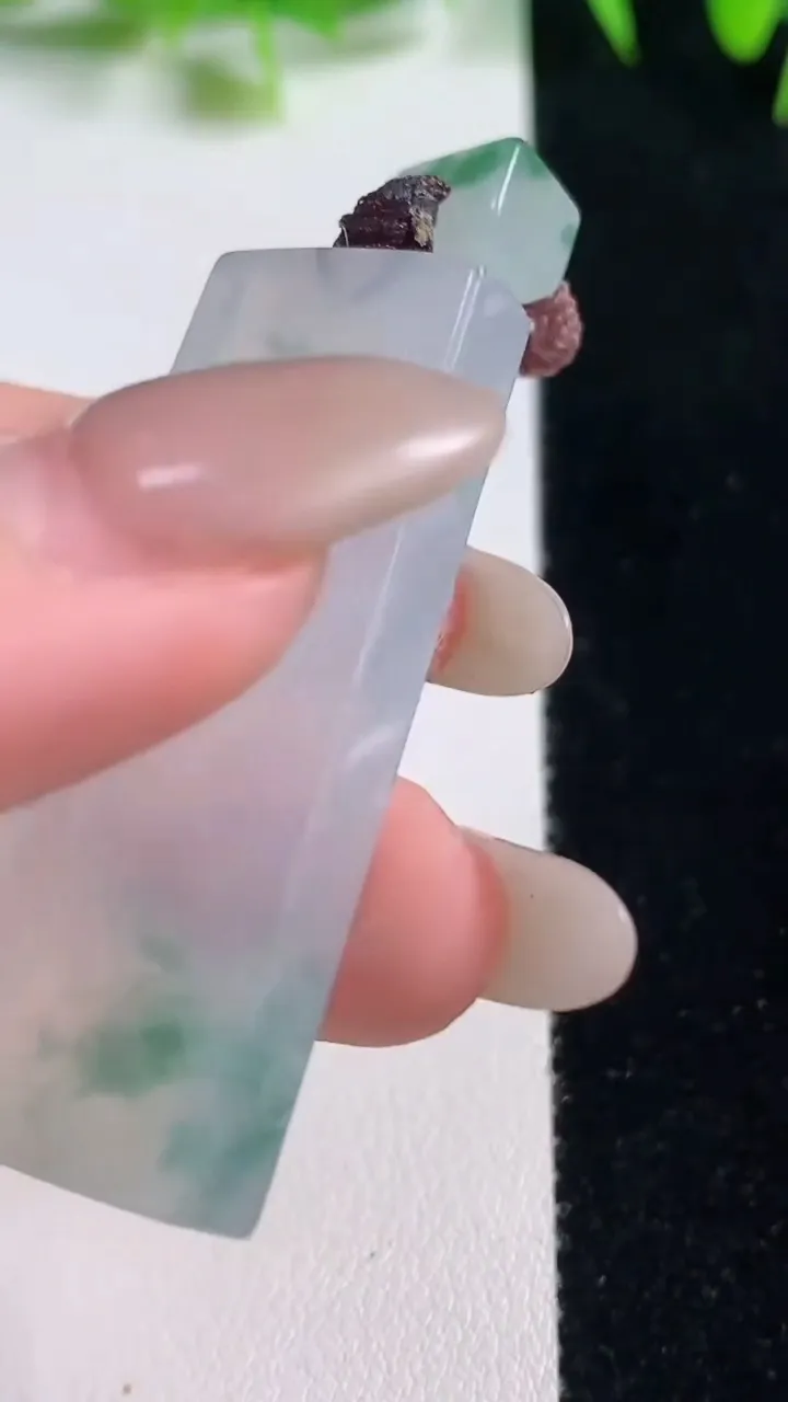 天然A货翡翠种飘花无事牌吊坠，尺寸46.3-19.4-6，重量:18.34g
10月21日