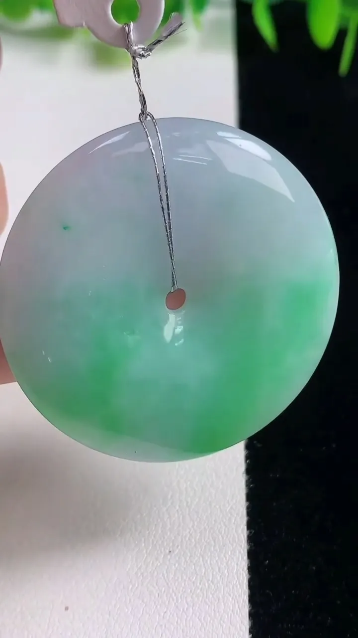 天然A货翡翠平安扣吊坠，尺寸43-7，重量:27.51g
10月21日