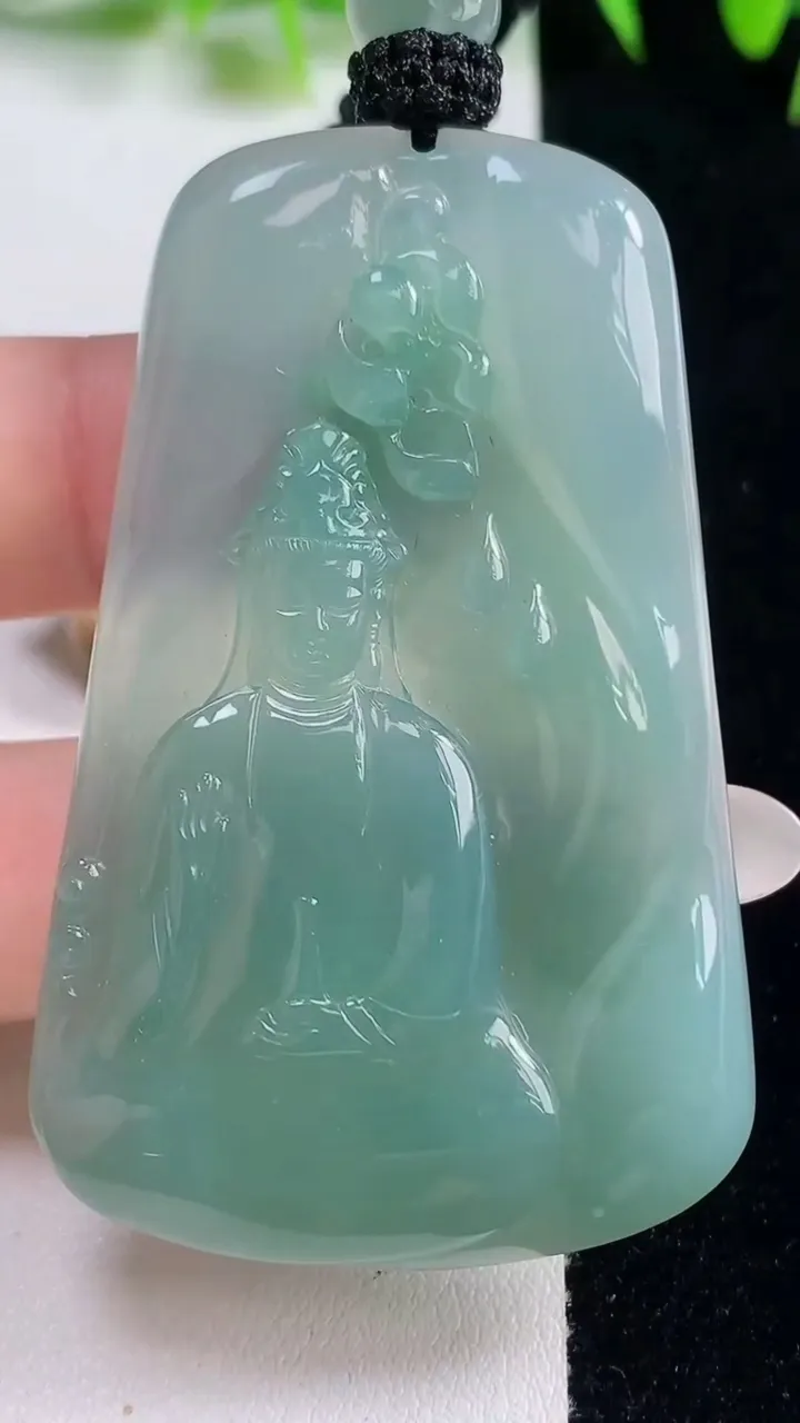 天然A货翡翠观音菩萨吊坠，尺寸60.8-38.5-6.3，重量:34.54g
10月21日