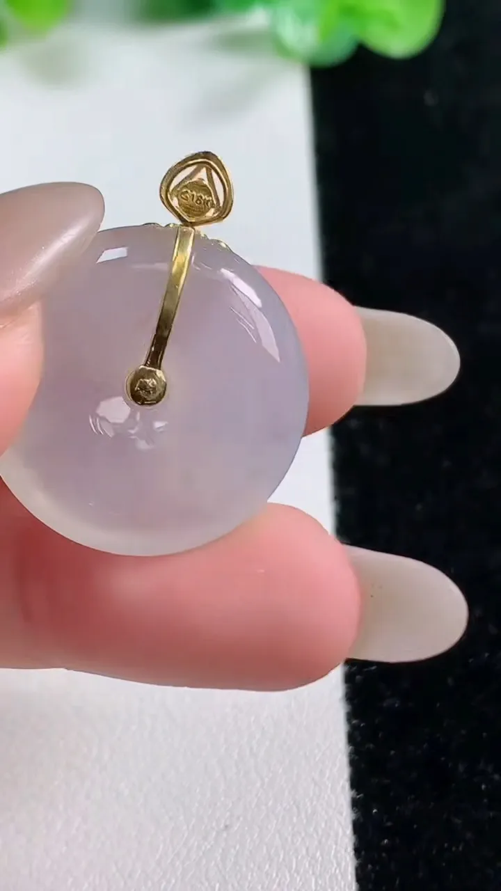 天然A货翡翠种白冰平安扣吊坠，尺寸23-6.5，重量:7.11g
10月21日
