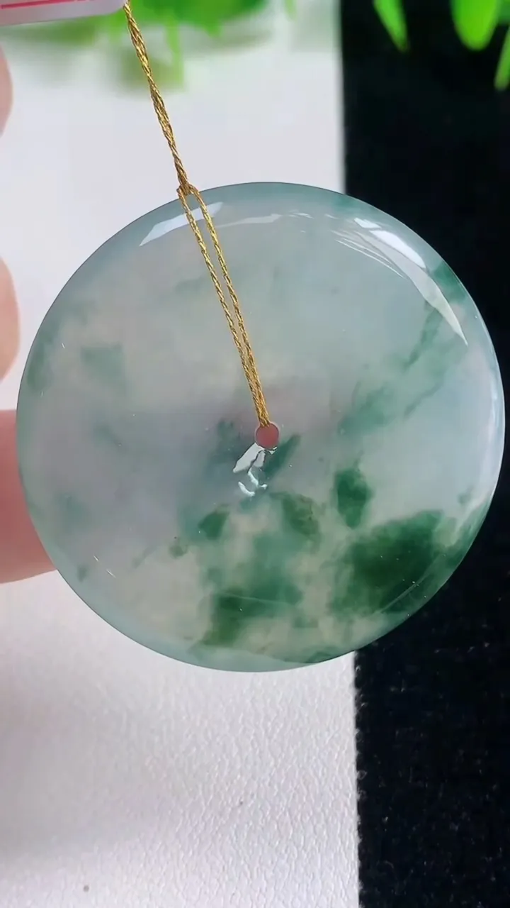 天然A货翡翠种飘花平安扣吊坠，尺寸38.8-5.5，重量:19.60g
10月21日