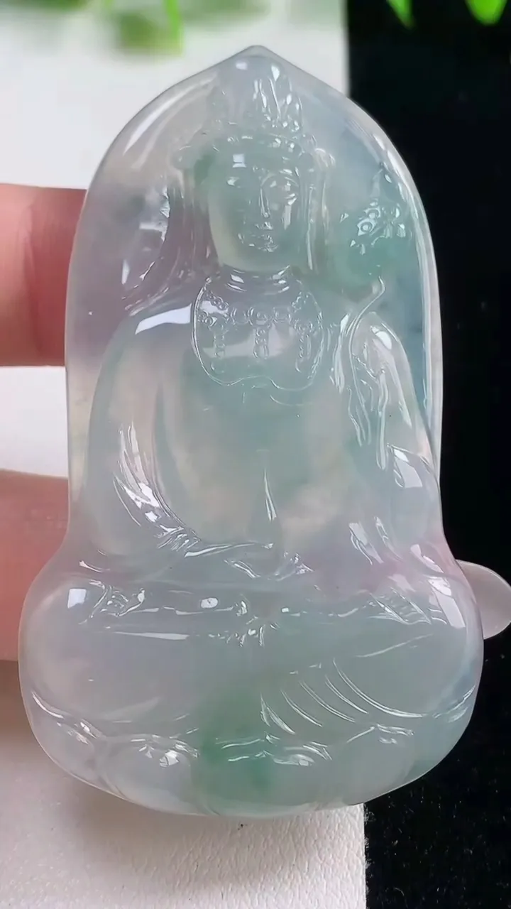 天然A货翡翠种飘花大势至菩萨吊坠，尺寸63.2-38.3-5.2，重量:24.06g
10月21日