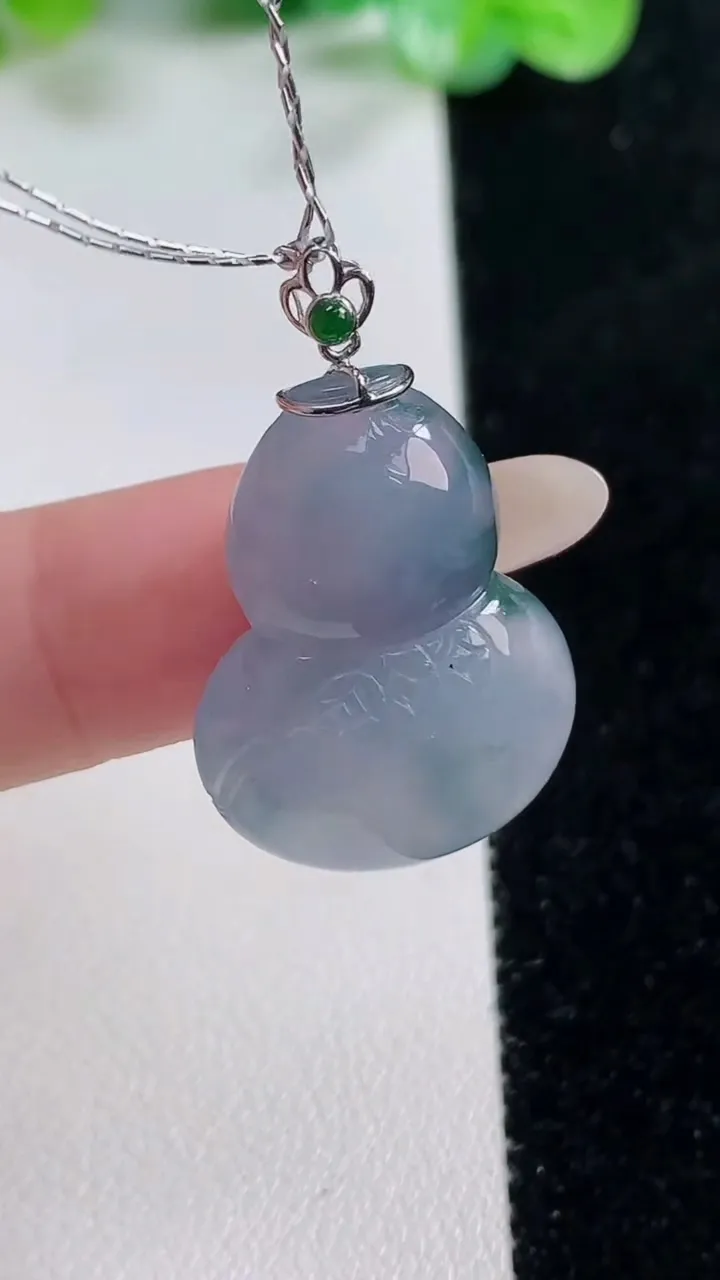 天然A货翡翠18K金紫罗兰飘花葫芦吊坠，尺寸26-18-6.4，重量:5.46g
10月21日