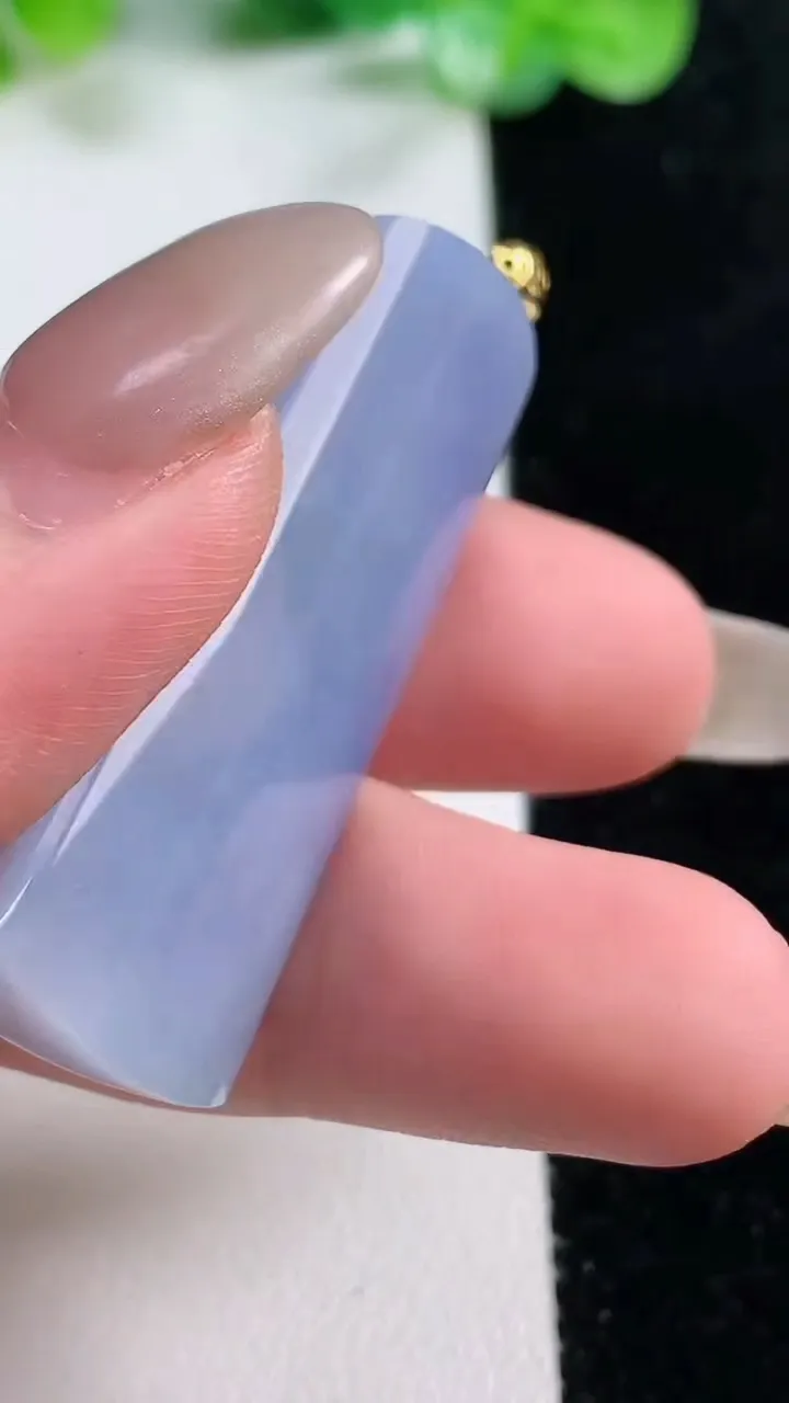 天然A货翡翠18K金紫罗兰无事牌吊坠，尺寸41.8-17.5-10，重量:14.50g
10月21日